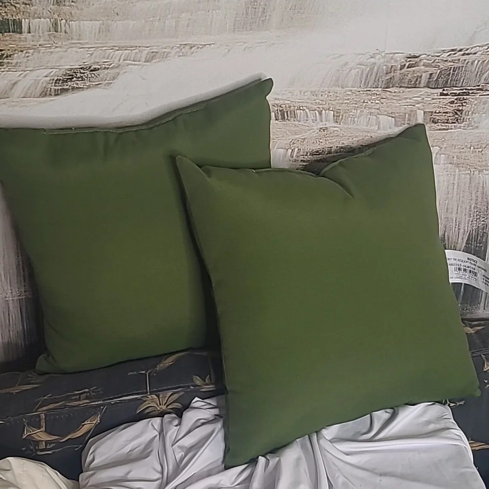 New! Set of 2 solid hunter green square decorative outdoor patio pillows